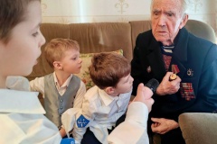 Воспитанники детского сада №17 в гостях у ветерана ВОВ Владимира Алексеевича Берчикова