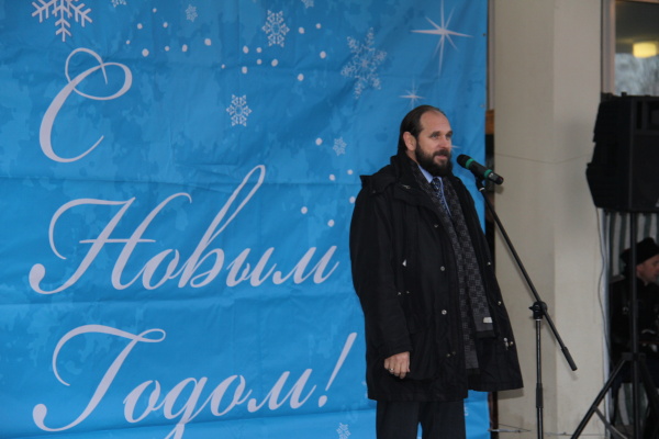 Глава Курортного района Алексей Куимов открыл Ледовый городок и Рождественскую ярмаркуна на площади Свободы в Сестрорецке 