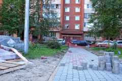 «Скандинавскую» детскую площадку строят на ул. Ильюшина