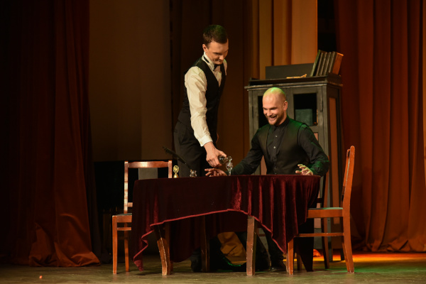 В рамках театрального фестиваля "Вешалка" в  Кронштадтском Дворце молодежи прошел спектакль "Волки и овцы"