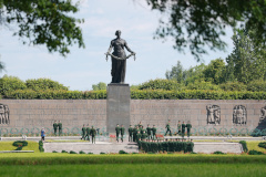 Возложение к монументу «Мать-Родина» на Пискаревском мемориальном кладбище