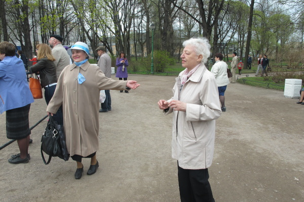 В День Победы в Таврическом саду прошли массовые гуляния