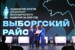 Знак «За заслуги перед Выборгским районом» вручили вчера на отчете главы администрации