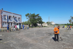 Добровольцы помогают петербургским специалистам расчищать Мариуполь