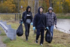 Волонтёры Петродворцового района очистили берег Черного пруда