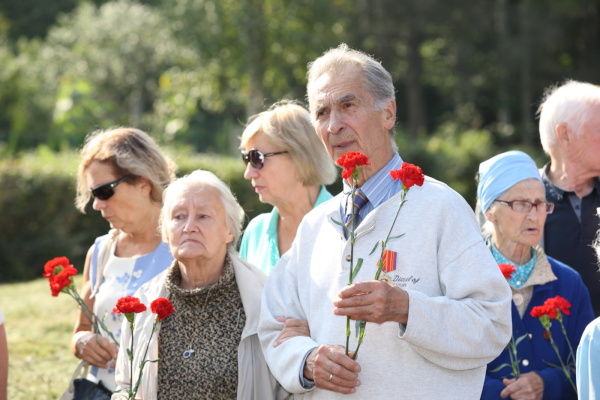На мемориале Малая Пискаревка почтили память жертв блокады