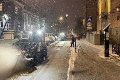 В Петроградском районе убирают последствия ночного снегопада: работы продолжаются и утром