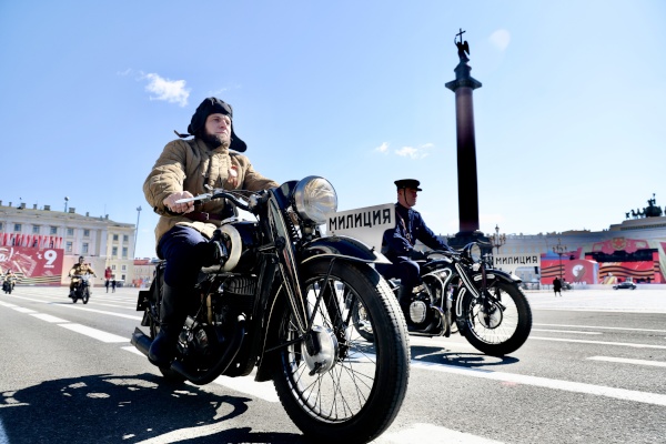 Парад ретро-автомобилей на Невском проспекте