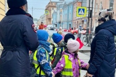Для воспитанников детского сада № 83 Центрального района проведено занятие по соблюдению правил дорожного движения