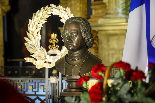 Александр Беглов возложил цветы к надгробию первого Российского Императора в Петропавловском соборе Петропавловской крепости