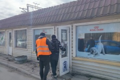 В Колпинском районе освобождается городская территория площадью более пятисот квадратных метров от незаконных торговых объектов