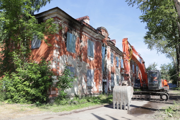 Снос последних аварийных жилых домов по городской программе «Развитие застроенных территорий» в Колпино