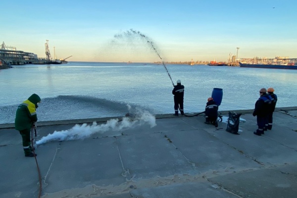В Большом порту Санкт‑Петербурга состоялись учения по ликвидации нефтеразлива