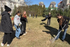 Представители Молодежного Совета при администрации Московского района провели уборку листвы вокруг Новодевичьего монастыря