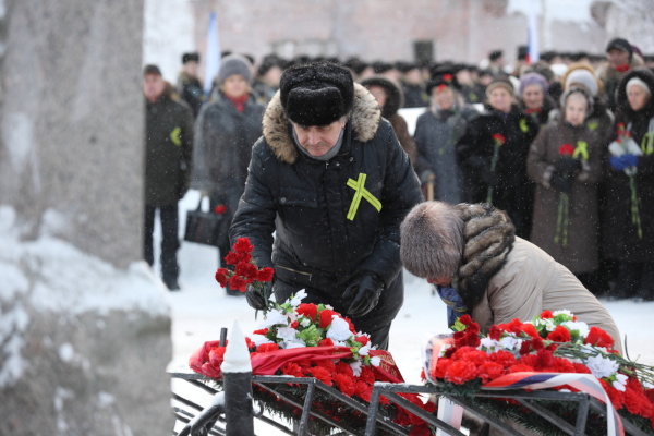 На "Малой Пискаревке" состоялась торжественная церемония возложения венков и цветов