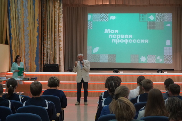 В 471 школе состоялось вручение свидетельств о профессии по программам «Младшая медицинская сестра по уходу за больными» и «Чертежник» в рамках регионального проекта «Моя первая профессия»