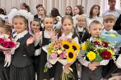 Глава администрации Выборгского района Виктор Полунин поздравил детей с Днем знаний