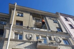 В Московском районе моют фасады и убирают дворы