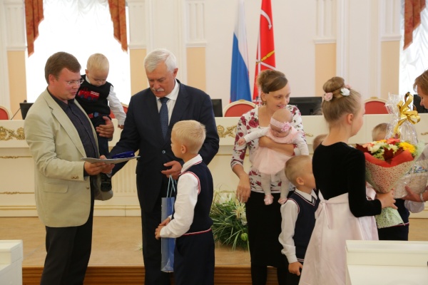 Многодетным семьям Московского района губернатор вручил ключи от новых микроавтобусов