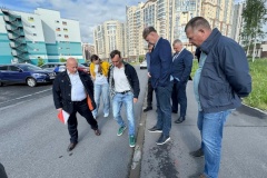 Глава Калининского района проверил благоустройство квартала Полюстрово 24-27 и обсудил с жителями дальнейшие планы