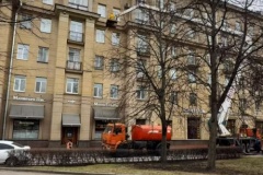 В Московском районе стартовала масштабная весенняя уборка фасадов многоквартирных домов