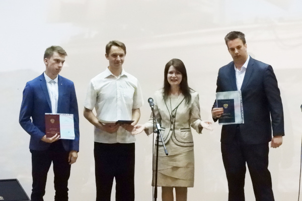 Заместитель главы Фрунзенского района Анна Чеснокова вручила дипломы выпускникам Санкт‑Петербургского колледжа информационных технологий 