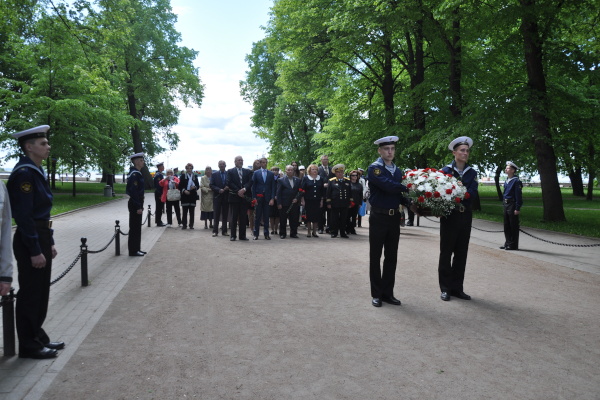  Торжественное возложение цветов к памятнику Петру I в Петровском парке посвященное дню рождения Петра I