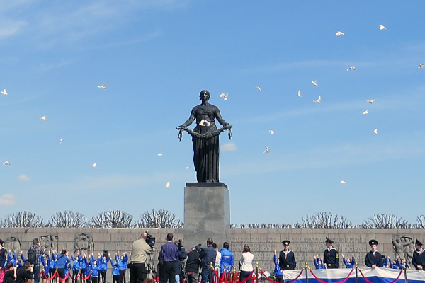 6 мая - К 70-летию Победы. Более 12 тысяч школьников поклонились памяти павших на Пискарёвском мемориальном кладбище