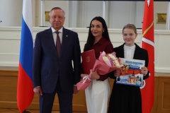 Губернатор Санкт‑Петербурга Александр Беглов вручил ключи от новой квартиры семье защитника Родины из Кронштадта