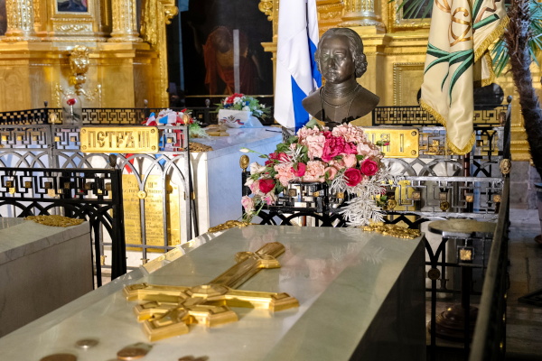 Возложение цветов в день рождения Петра Первого