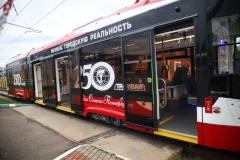 В Петербурге презентовали 250-й юбилейный «умный» трамвай, выпущенный компанией «ПК Транспортные системы» для Санкт‑Петербурга и сборочный цех трамваев в ретро-стиле «Достоевский»