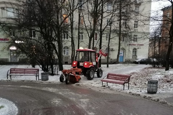 На улицы района вышла снегоуборочная техника