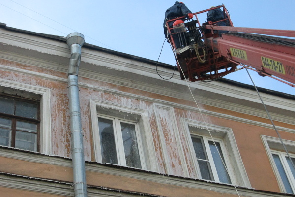 Коммунальные службы Фрунзенского района выполняют работы рамках весеннего месячника по благоустройству