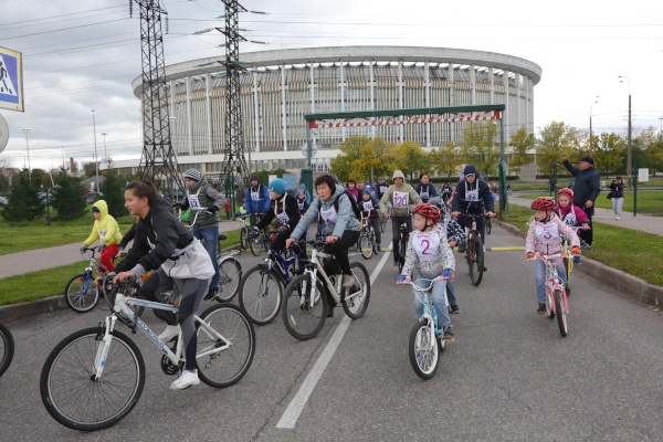 Более 500 жителей Московского района вышли на велопробег