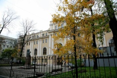 После снятия лесов предстал обновленный фасад главного здания Александринской больницы на Маяковского, 12