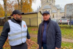 Глава района Михаил Асташкевич вместе с главой МО Гражданка высадил голубую крупномерную ель возле Храма Тихвинской иконы Божией Матери