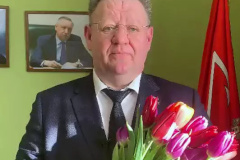 Глава администрации Калининского района Сергей Петриченко поздравляет женщин с 8 марта