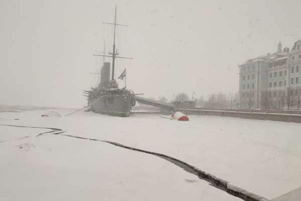 Петербургский ледокол следит за ледовой обстановкой