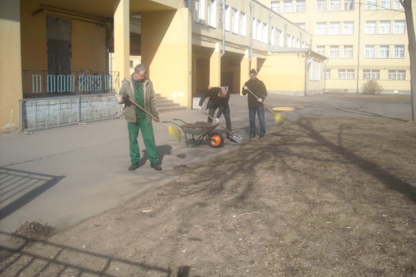 В школах Невского района продолжаются работы по благоустройству 