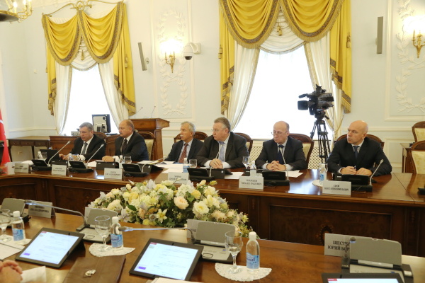 Видеоотчет о совещании по итогам рассмотрения обращений петербуржцев на «Прямую линию» Президента РФ