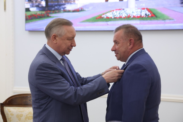 Награждение Александра Аникина знаком отличия "За заслуги перед Санкт‑Петербургом"