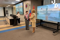 В «Невской ратуше» 12 декабря 2024 года состоялось торжественное мероприятие, в рамках которого вице-губернатор Санкт‑Петербурга Наталья Чечина вручила заслуженную награду — знак «За милосердие» — сотруднице Пушкинского района Валентине Алексеевне Кулеша