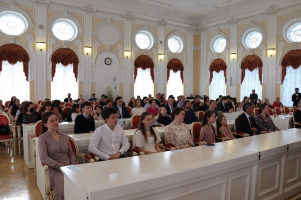 Вчера Губернатор Санкт‑Петербурга Александр Беглов наградил многодетные семьи