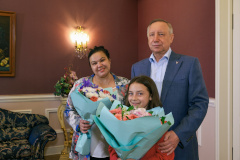 Александр Беглов встретился с девочкой Дашей – героиней знаменитой фотографии из разрушенного Мариуполя