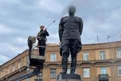 Александр Беглов: В год 80-летия Великой Победы традиционную весеннюю промывку памятников Петербург начал со скульптуры маршала Говорова