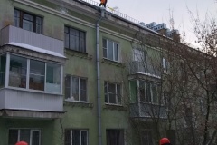 Администрация Невского района проводит комплекс мероприятий по  очистке от снега, наледей и сосулек крыш многоквартирных домов и нежилых зданий.