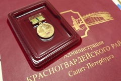 Почетный знак «В честь 80-летия полного освобождения Ленинграда от фашистской блокады» вручат 3499 ветеранам, проживающим в Красногвардейском районе.
