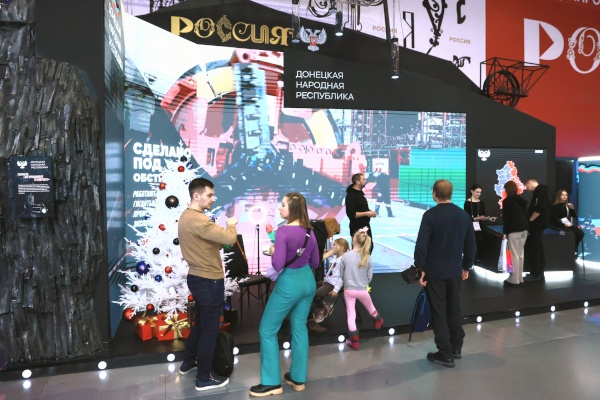 Осмотр стенда Донецкой Народной Республики на Международной выставке-форуме «Россия» в Москве