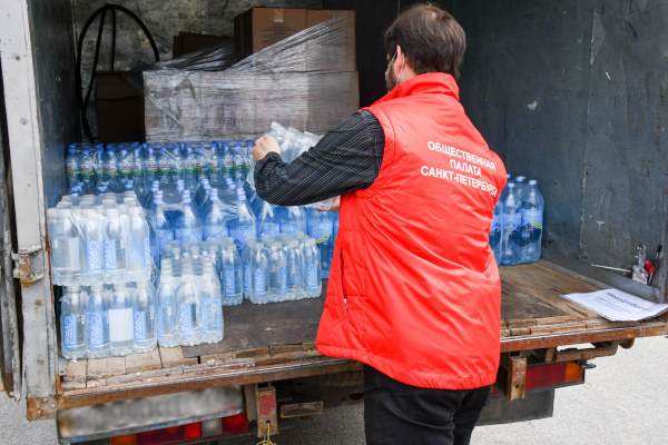 Общественная палата Санкт‑Петербурга проводит акцию по доставке воды в больницы нашего города