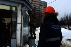 В Красногвардейском районе освобождается незаконно занятый земельный участок: проводится демонтаж трёх торговых павильонов